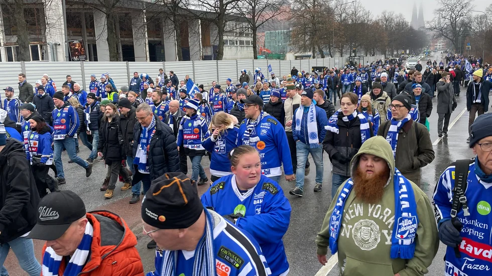Supportrarna på väg mot Studenternas. 