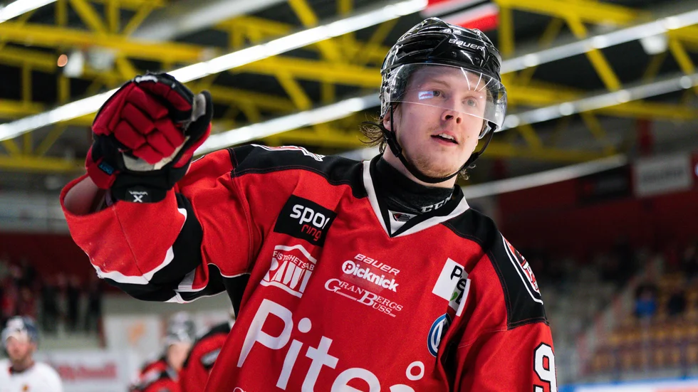 Petter Mäkitalo blev stor matchhjälte för Piteå Hockey när han satte 2–1 med ett sent power play-mål. 