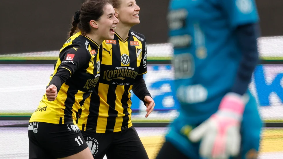 Clarissa Larisey, till vänster, gjorde ett av målen i Häckens 3–0-seger borta mot Vittsjö. Arkivbild.