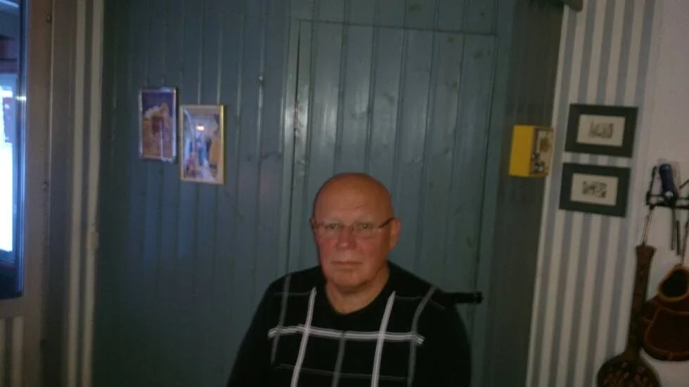 AKTERSEGLAD. Mats Berglund från Piteå missade tillsammans med sin fru Irene flyget till Vietnam. När de kom för incheckning på Arlanda hade flyget till Hanoi redan lättat utan att piteåparet fått kännedom om den nya avgångstiden.