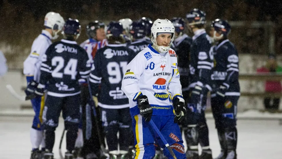 Målfest. Mika Lukkarila sköt sju av HT Bandys tio mål i genrepet mot Karlsborg.