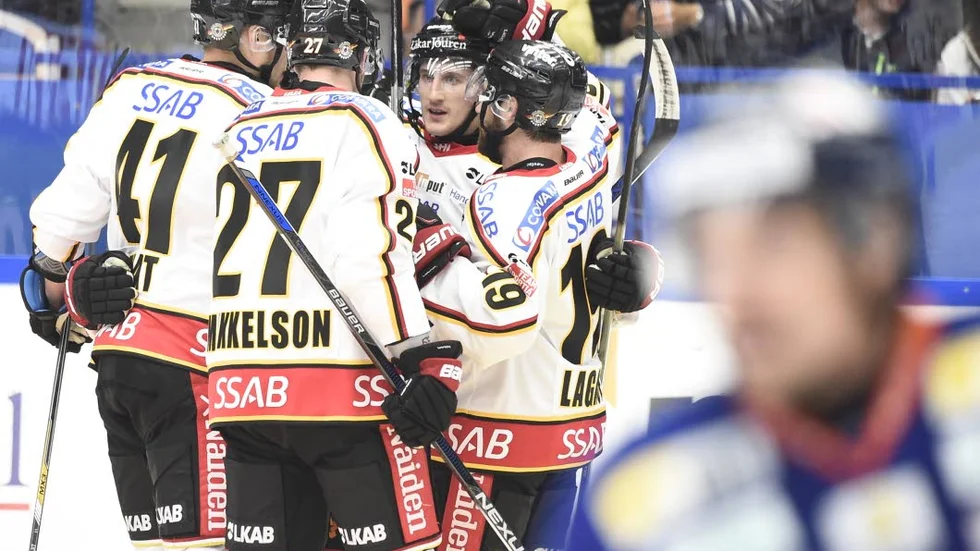 Jubel – till sist. Det satt hårt åt och de tillresta Luleåfansen fick lida i sista perioden. Men till sist kunde Luleå Hockey segerjubla i premiären.