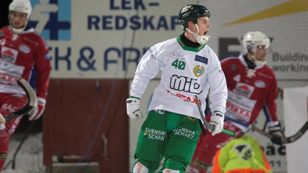 Solid. Olov Englund, i bakgrunden, höll ihop Kalix försvar mot Hammarby. Det räckte ändå inte hela vägen till poäng.