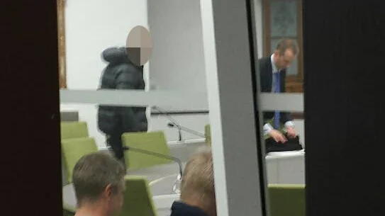HÄRVA. Mordbrandsutredningen där två personer sitter häktade kopplas ihop med en utredning om människorov.