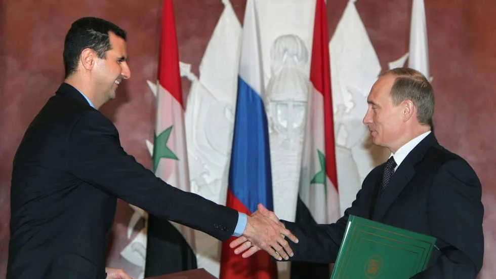 KNEPIG FRÅGA. Syriens Bashar al-Assad och Rysslands Vladimir Putin skakar hand. al-Assads ställning i fredsprocessen är en svårlöst fråga.?