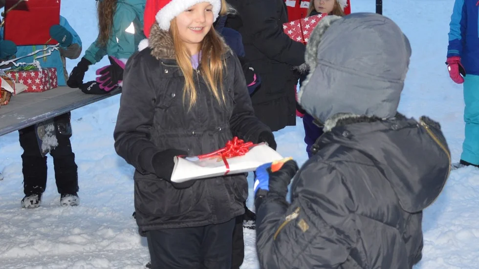 Tomtenisse. Camilla Olsson delar ut julklappar till flyktingbarn.