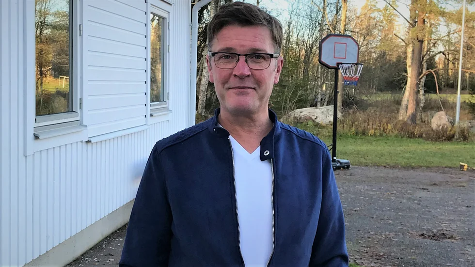 "Vi vill inte störa länsstyrelsens arbete", säger Mats Eriksson, rektor för Huddunge byskola i Huddunge. Det är hans förklaring till varför elever fick vara inomhus i stället för att gå på rast under tisdagen.