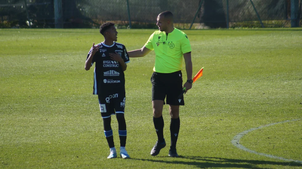 Tashreeq Matthews i samtal med linjedomaren. 