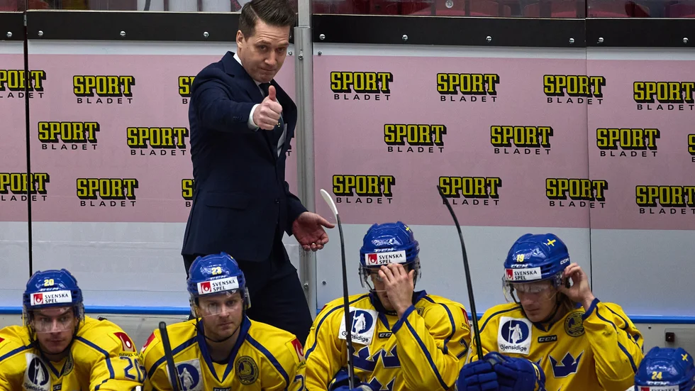 Tre Kronor och förbundskapten Sam Hallam föll med 1–2 efter förlängning mot Tjeckien i premiärmatchen av landslagsturneringen i Malmö arena.