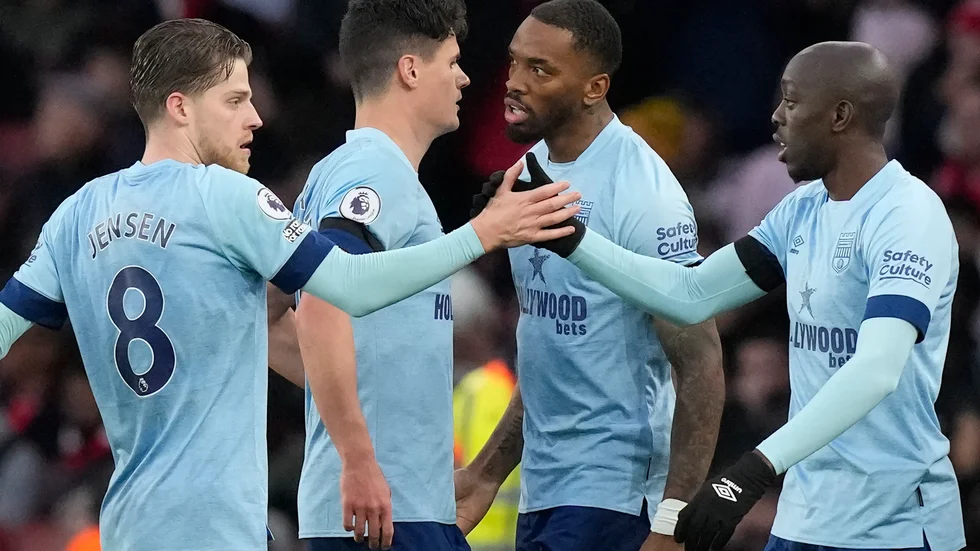 Christian Nørgaard, tvåa från vänster, stod offside innan han kunde spela fram Ivan Toney, tvåa från höger, till dennes 1–1-mål borta mot Arsenal. Brentfords kvittering borde därför ha underkänts.
