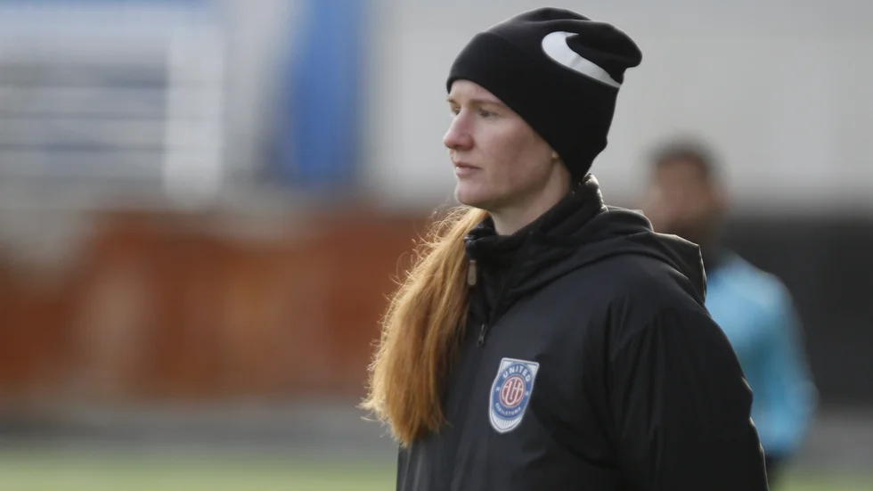 Unitedtränaren Vaila Barsley räknar med att nyförvärven Kim Sundlöv och Jessica Miclat är på plats inom kort.