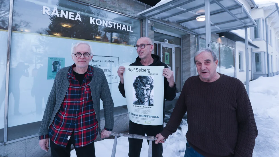 Råneå kulturförening bjuder på en utställning i Råneå konsthall med verk av konstnären Rolf Selberg. 
Från vänster: Leif Å Larsson, Mats Wikström och Karl-Axel Holmfrid. 
