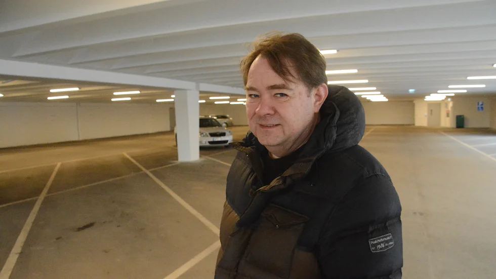 Samuel Karlsson, deckarförfattare från Vimmerby, visade sig ha rötter som gör honom till granne med krönikören, med lite tänjande.