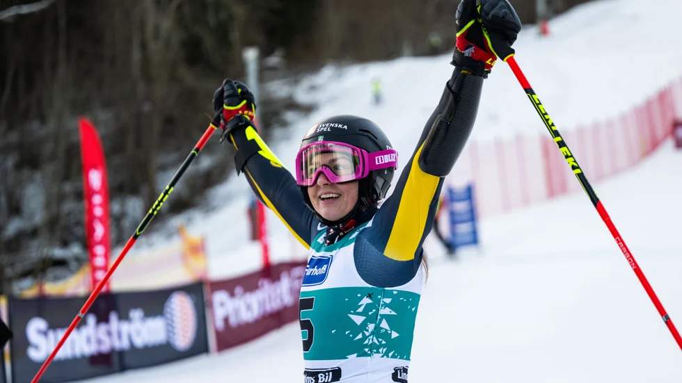230204 Susanne Jakobsen, Storklintens AK Skalp, jublar efter att ha tävlat i parallellslalom under dag 5 av SM-veckan den 4 februari 2023 i Skövde. 
Foto: Simon Hastegård / BILDBYRÅN / kod SH / SH0421
