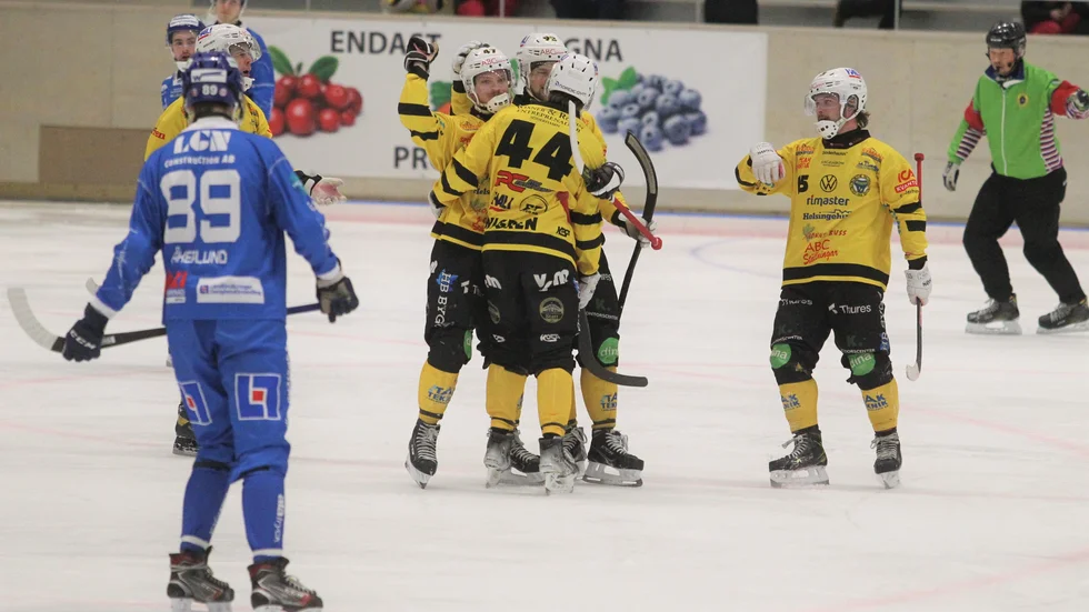 IFK Motalas Linus Åkerlund deppar och Brobergspelarna jublar efter Rasmus Linders 1-0-mål. Det var ett Motalalag som missade sina chanser och nu troligen också missar att gå direkt till kvartsfinal. Det är väldigt liten chans att komma topp sex, bedömer Jens Bollius.