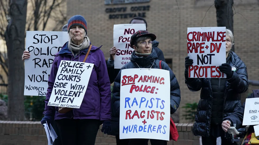 Demonstranter framför Southwark Crown Court ii London, där en polisman dömdes till livstids fängelse för grova sexbrott.