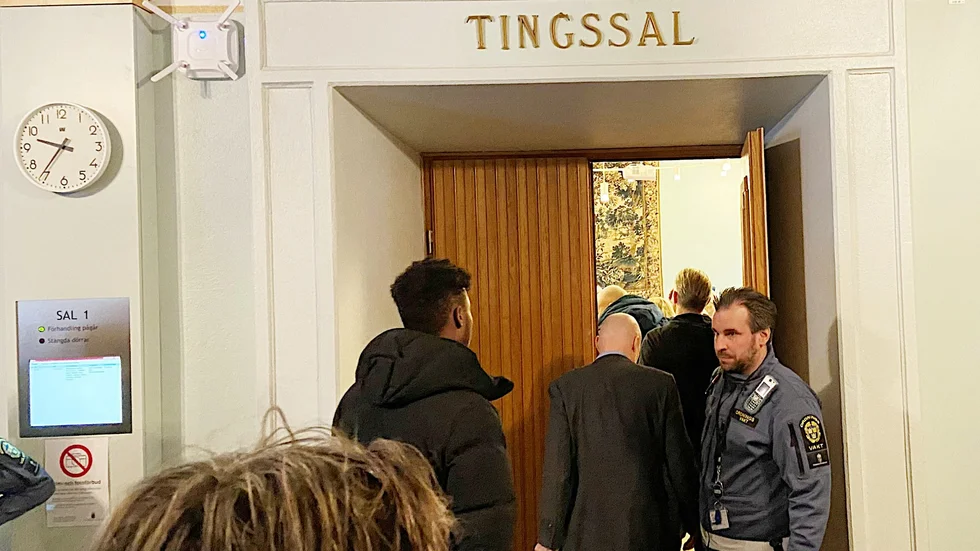 Sal 1 i tingshuset var proppfullt under första rättegångsdagen mot de tio ungdomar som anklagas för bland annat blåljussabotage förra påsken.