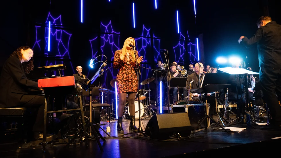 Norrbotten Big Band mötte den samiska artisten Ingá-Máret Gaup-Juuso i en konsert i Kulturens hus lilla sal på lördagskvällen.

