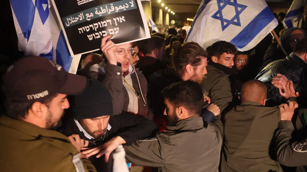 Israelisk polis blockerar vägen för demonstranter i centrala Tel Aviv under protester mot regeringen på lördagen.
