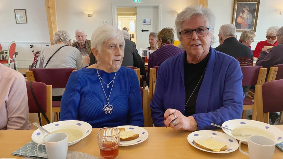 Ing-Mari Kennemo, t.h, är flitig gäst på församlingens soppluncher. "Man känner stor samhörighet och längtar efter varje tisdag" säger hon. Marianne Solnevik, t.v, gillar också samvaron. "Jag går inte hit varje gång utan det blir då och då", säger hon.