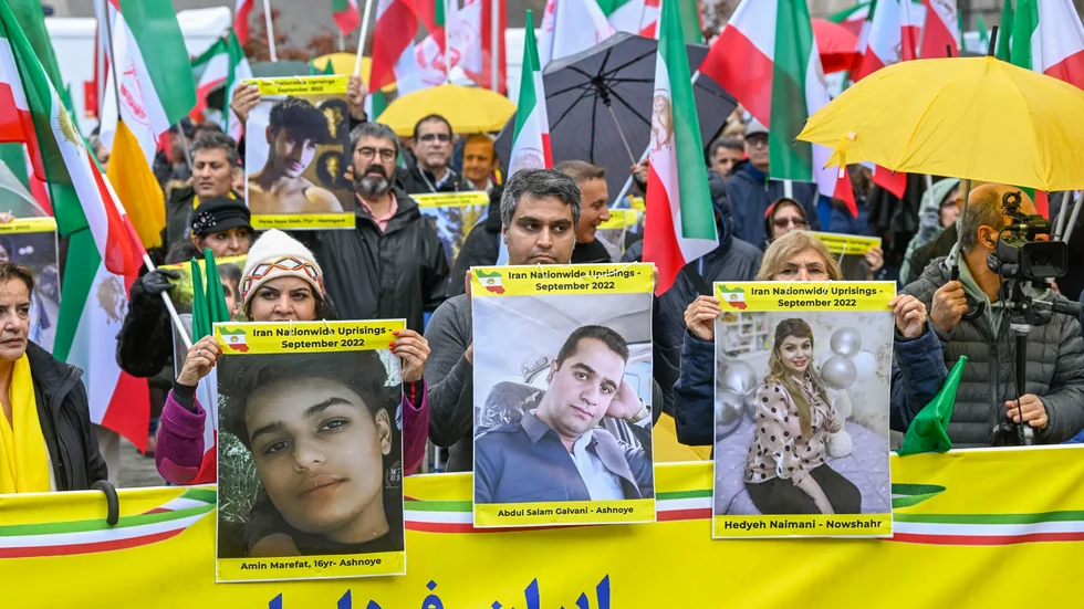 Svenk-iranier demonstrerar utanför Riksdagen i Sverige för att visa sitt stöd för det iranska folkets protester. Arkivbild.