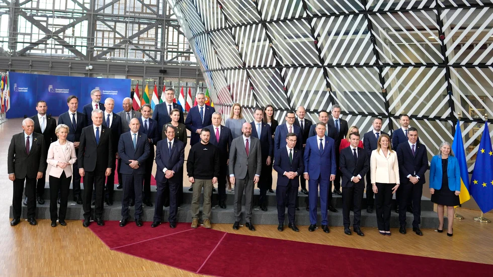 EU-ländernas stats- och regeringschefer på gruppfoto med Ukrainas president Volodymyr Zelenskyj.
