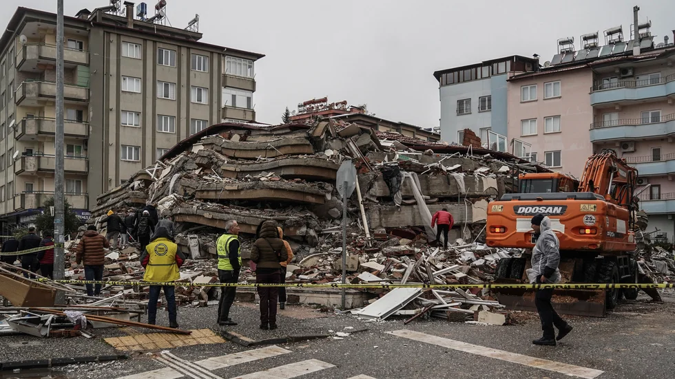 Räddningsarbetare söker efter människor i en rasad byggnad i Gaziantep i Turkiet i måndags.
