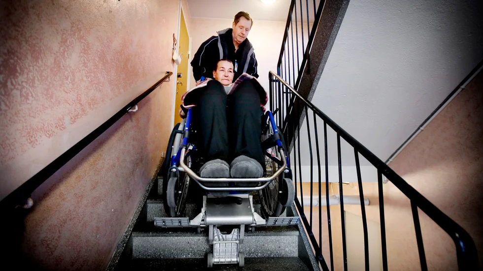 Just nu blir det extra frekventa resor till vårdcentral och sjukhus för Teresia Ward, eftersom vätska i benen gett henne bensår som måste läggas om var tredje dag. Chauffören Conny Lundstedt förstår att Sörmlandstrafiken kan ha svårt att planera ihop dagarna så tiderna passar alla resenärer.