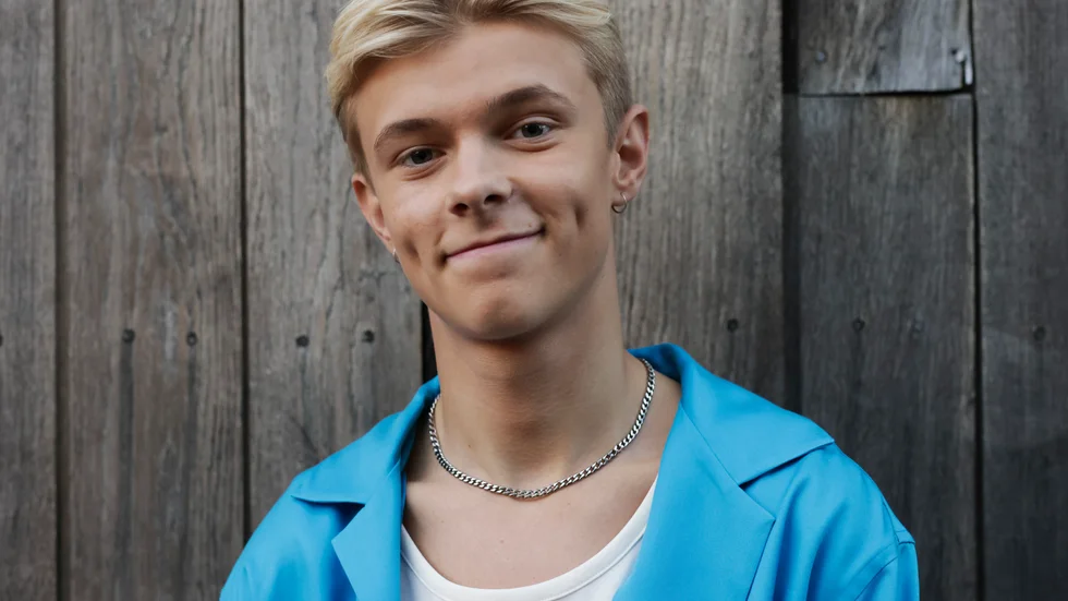 Melodifestivalaktuelle Theoz släpper en skiva.