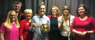 Hockeytjejer visade kläder