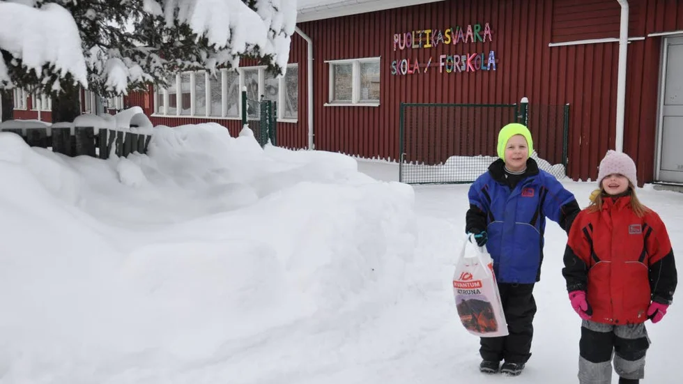 Bild från 2011 utanför Puoltikasvaara skola.