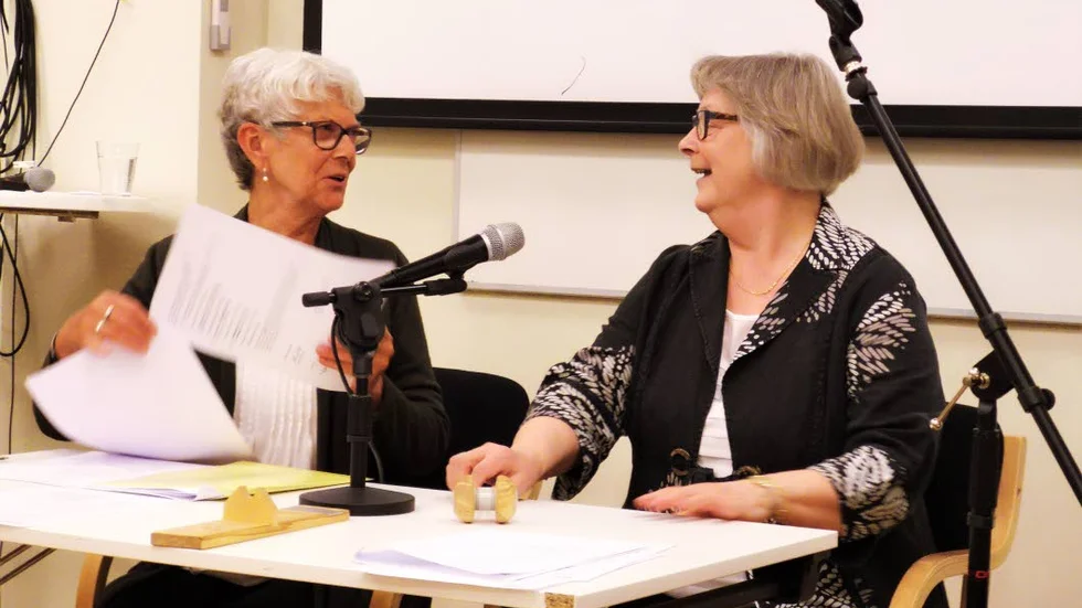Sekreterare Elisabeth Larsson med nyvalda ordföranden Lena Isaksson.