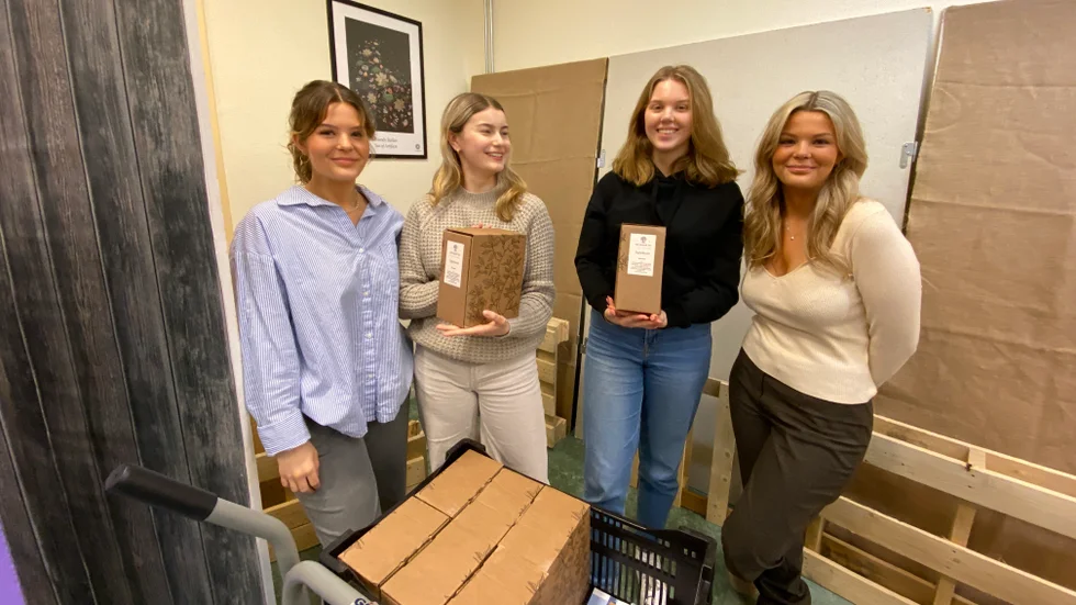 Lisa Rinderud Spjuth, Felicia Kohlström, Ellen Lardén och Sanna Rinderud Spjuth har förvandlat folks överflöd av äpplen till must i sitt UF-företag.