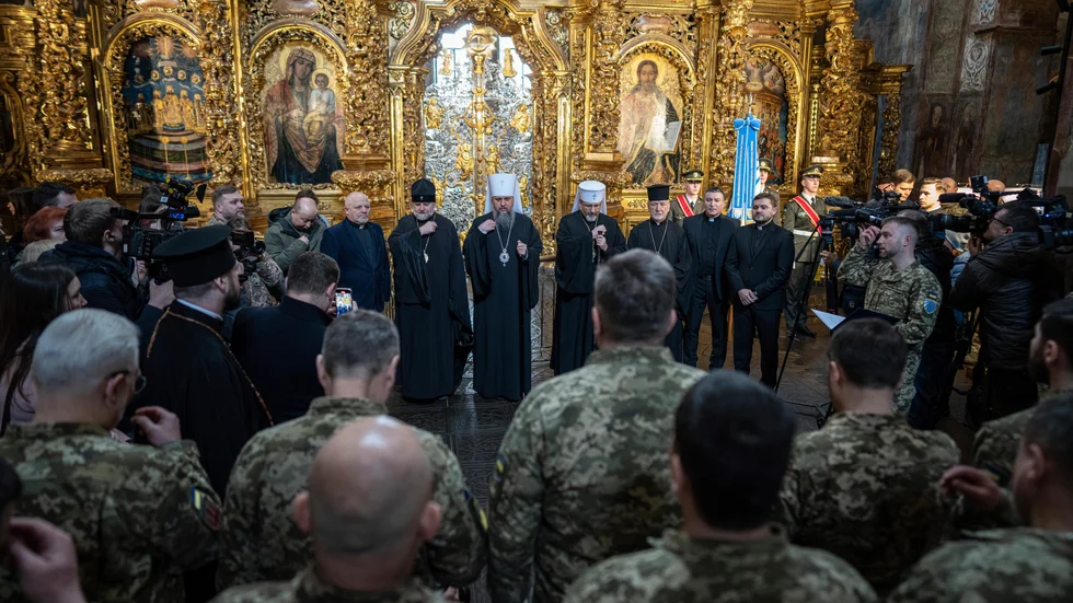Ukrainska fältpräster mottar välsignelse i en officiell ceremoni där de godkänns att delta i strid.