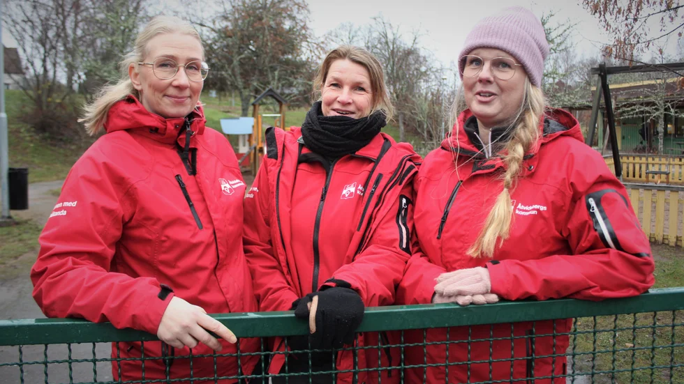 Helen Älvedal, Annika Wetterhall och Ann-Sofie Karlsson på Sandtagets förskola ska få nya arbetskläder. För första gången satsar kommunen även på inomhuskläder.  De anställda skickar med ett önskemål: gummistövlar. "Vi får köpa själva och de slits", säger Ann Sofie Karlsson.