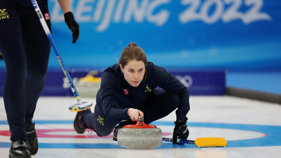 Anna Hasselborg glider med en sten under OS i Peking. Arkivbild.