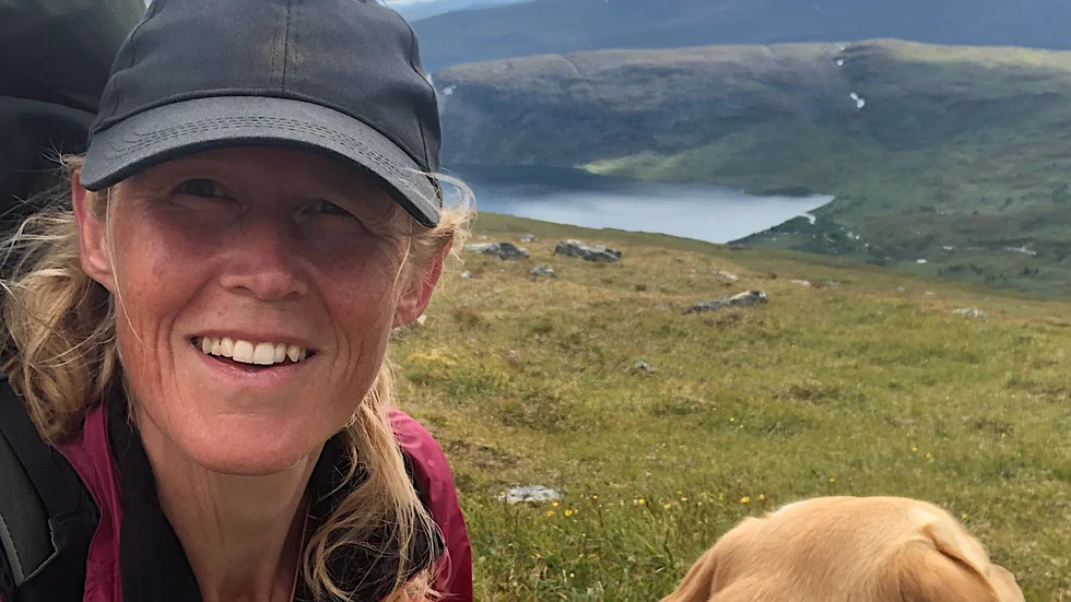 Monika Engvall från Fjärdhundra gav sig ut på en långvandring på 160 mil och vill gärna inspirera andra. Nu gick hon i sina föräldrars fotspår, nästan samma sträcka som de gjorde på sin bröllopsresa för över 50 år sedan. Hon genomförde den klassiska strapatsen vitagröna bandet från Treriksröset till Grövelsjön och fortsatte sedan gå söderut genom Dalarna.