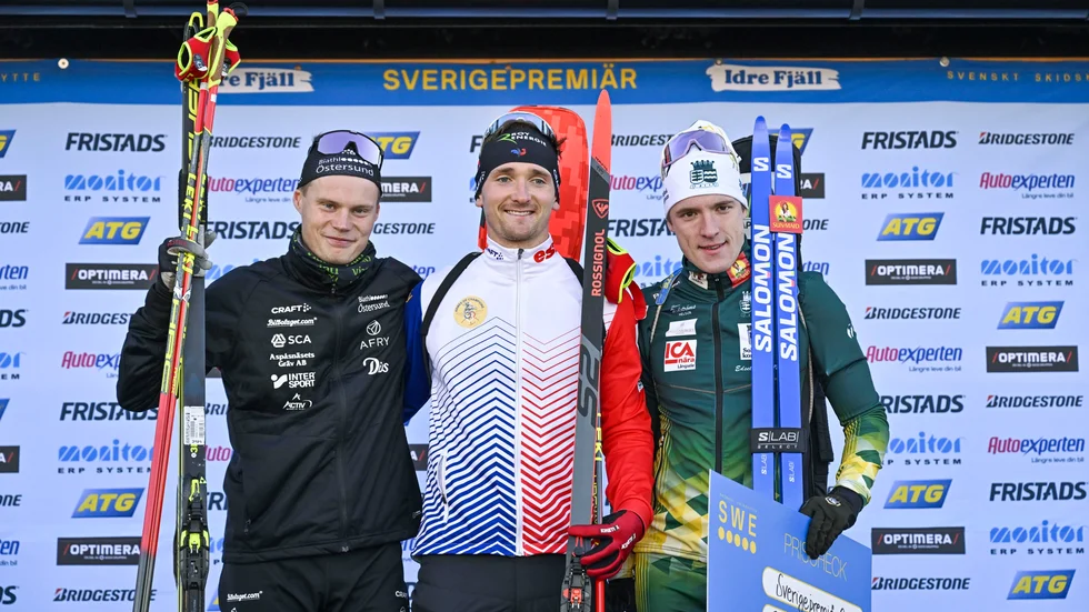 Henning Sjökvist, Fabien Claude och Sebastian Samuelsson på prispallen efter kortdistanstävlingen under Sverigepremiären i skidskytte i Idre. Sjökvist, till vänster, knep även SM-guldet.