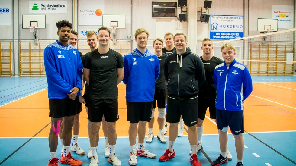 Vingåkers volleybollklubbs elitlag stödjer mustaschkampen. 