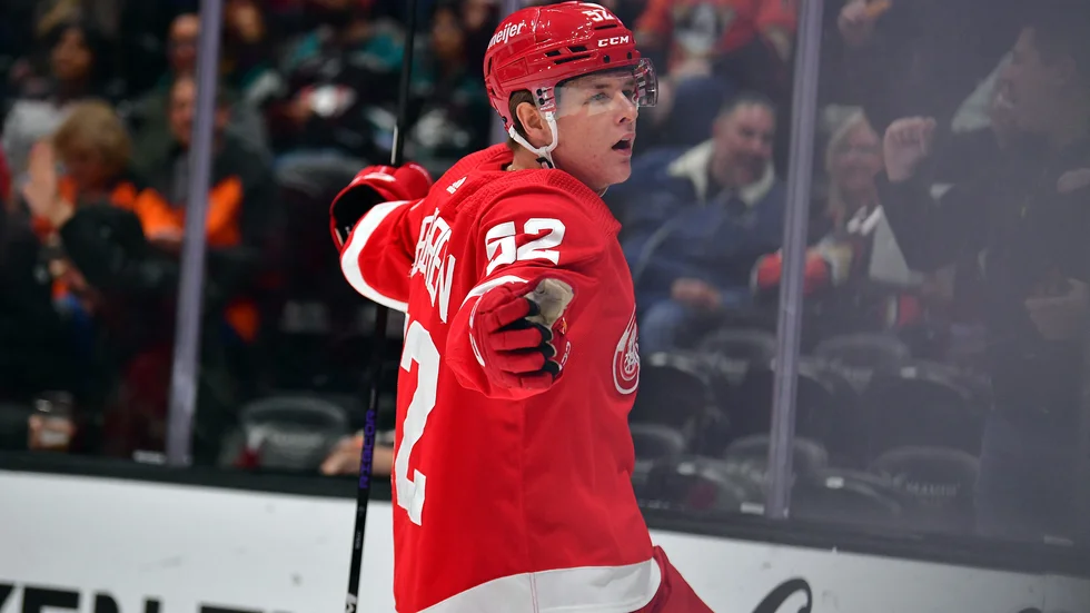 Förre Skellefteå AIK-forwarden Jonatan Berggren gjorde sitt första mål i NHL i matchen mot Anaheim, natten mot onsdag svensk tid.