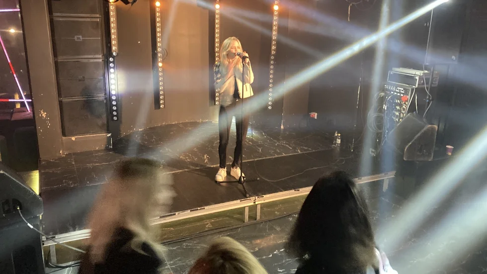 Kör ny låt - och extranummer. Ida Redig stod på scenen på Holy Cow.