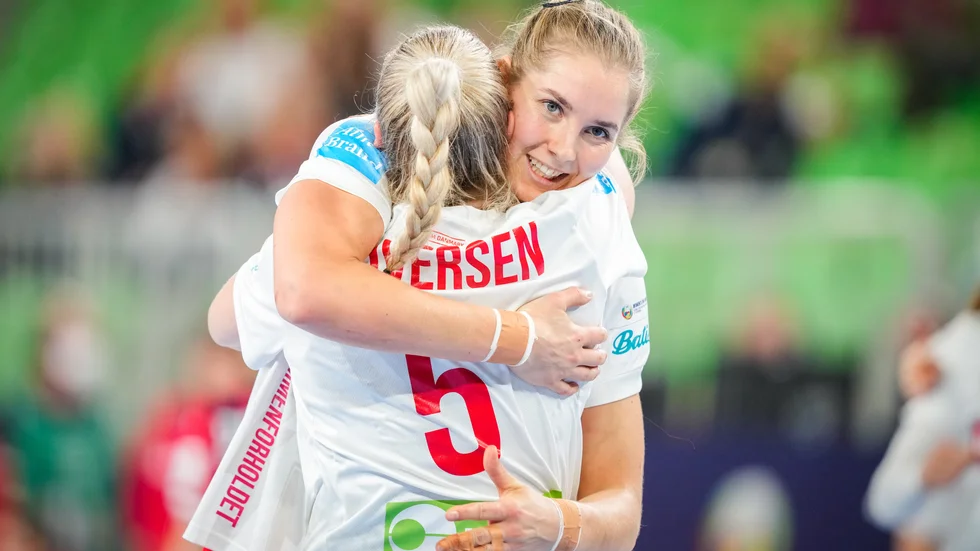 Danmarks Mette Tranborg och Sarah Iversen firar.