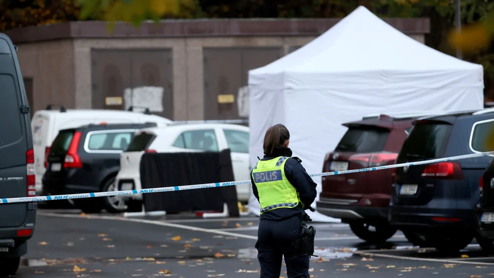 Polis på plats i Bergsjön efter dödsskjutningen av en taxichaufför. Nu har en man gripits som misstänkt för mordet.