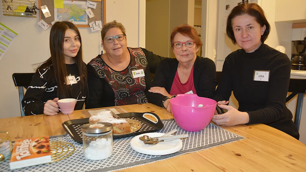 Volontärerna Anna Mryshchuk, Eva Lönnberg, Anki Bergström och Lena Berezovskaya tar en fikapaus tillsammans." Vi har blivit goda vänner tack vare flyktinghjälpen", säger Eva.