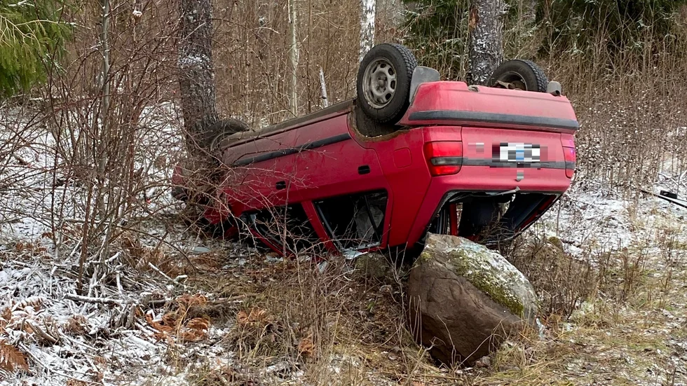 Bilen voltade och hamnade på taket vid sidan av vägen.
