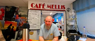 Café Mellis är hett på skolan – som har saknat ett kafé i flera år • Här bakar föreståndaren Janne energibars och bröd