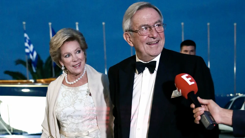 Greklands tidigare kung Konstantin har avlidit. Här är han på bild tillsammans med sin fru, den danska prinsessan Anne-Marie, när de firade guldbröllop 2014. Arkivbild.