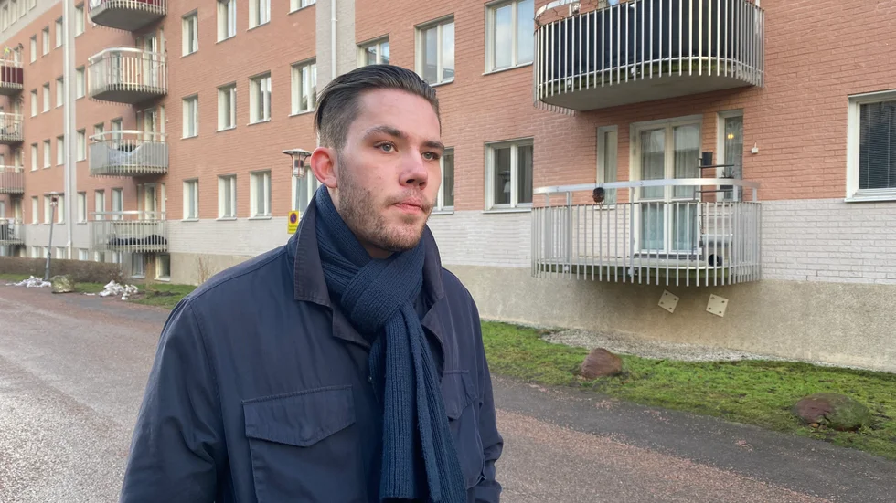 Adam Falkenström letar efter en lägenhet att hyra – han har inte råd att köpa något trots att han under hösten arbetat på tre olika jobb samtidigt.