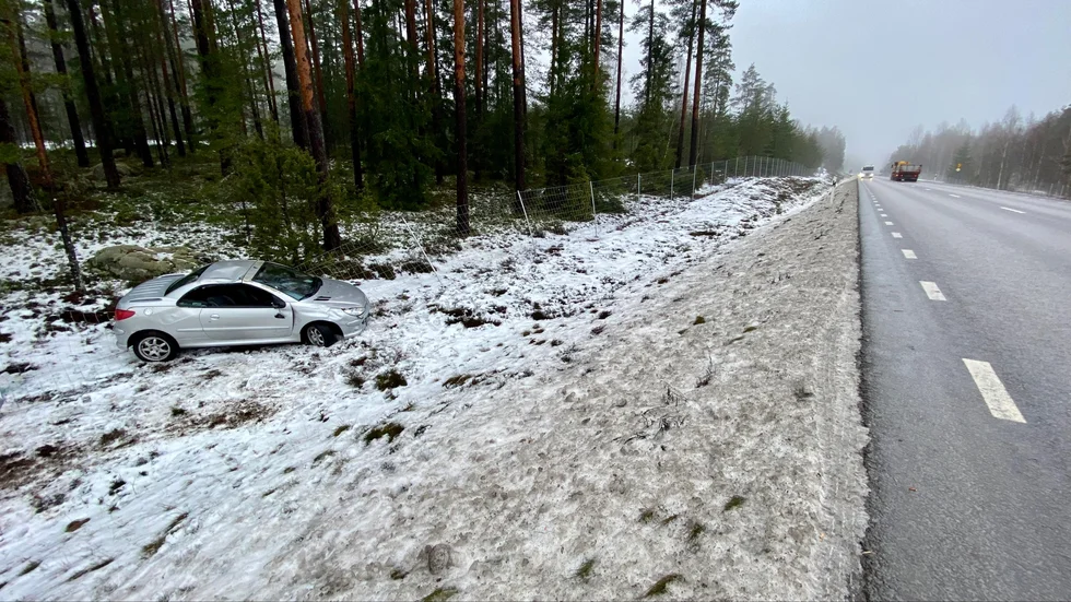 Vid 11-tiden på måndagen var det en personbil som körde i diket, strax söder om Vimmerby. Delar av viltstängslet blev nedkört och måste nu repareras.