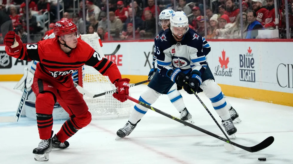 Detroit Red Wings Lucas Raymond, till vänster, satte 7–5-målet mot Winnipeg i nattens NHL-möte.